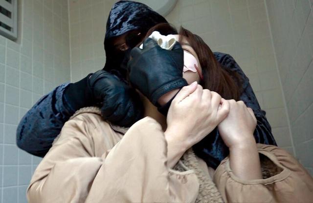 ［閲覧注意］熟女輪●レ●プ映像 File＃16 「被害者:30代孕み頃早熟主婦」 サンプル画像 1