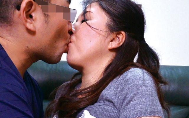 超スリルな状況で絶対にバレてはいけない！母×息子の危険なセックス4時間 サンプル画像 4