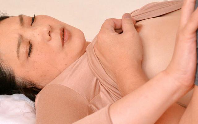 「こんなおばさんの乳首で興奮しちゃうの？」ノーブラの母は拒みつつも濡れていたので…4時間 サンプル画像 15