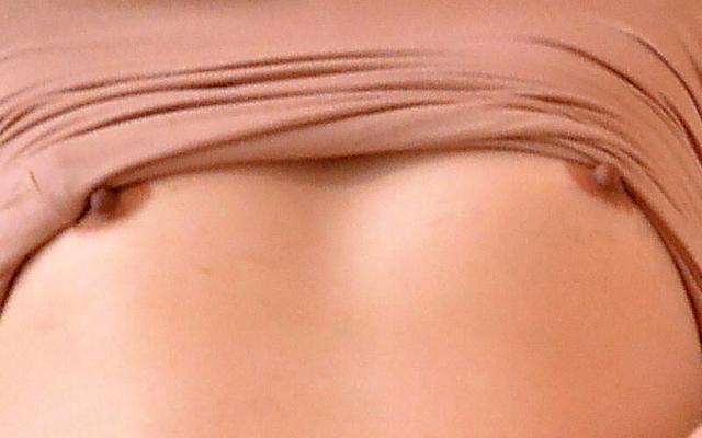 「こんなおばさんの乳首で興奮しちゃうの？」ノーブラの母は拒みつつも濡れていたので…4時間 サンプル画像 2