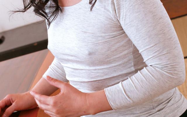 「こんなおばさんの乳首で興奮しちゃうの？」ノーブラの母は拒みつつも濡れていたので…4時間 サンプル画像 3