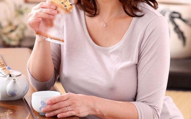 「こんなおばさんの乳首で興奮しちゃうの？」ノーブラの母は拒みつつも濡れていたので…4時間 サンプル画像 5
