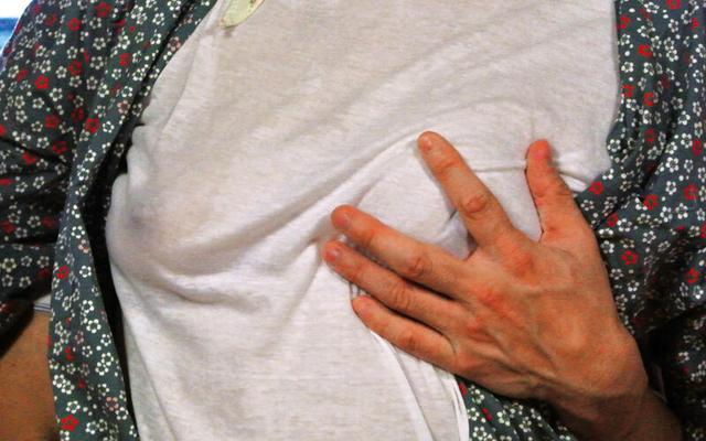 「こんなおばさんの乳首で興奮しちゃうの？」ノーブラの母は拒みつつも濡れていたので…4時間 サンプル画像 9