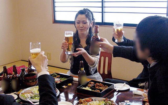 普通の人妻さん寝取らせ！夫に騙された他人男と複数プレイでイキまくるNTR映像4時間 サンプル画像 1