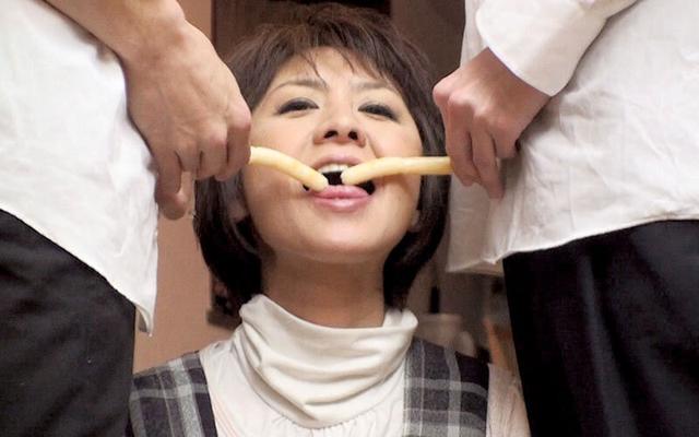 普通の人妻さん寝取らせ！夫に騙された他人男と複数プレイでイキまくるNTR映像4時間 サンプル画像 2