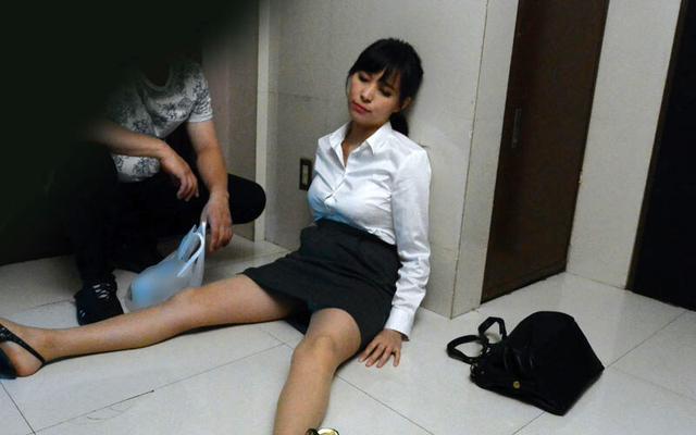 酔いつぶれた近所の奥さんを部屋に連れ込み介抱したら…4時間 サンプル画像 5