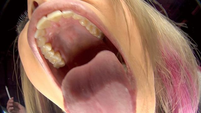 主観 タバコ美女 煙 ヤニベロ 痰唾ぶっかけ ドS淫語浴び手コキ サンプル画像 2