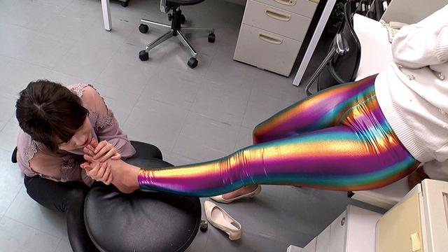 蒸れて汗ばんだレギンス臭嗅ぎ舐めレズ サンプル画像 10
