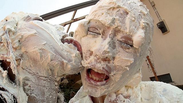 【謹賀珍年】顔面鼻舐め 唾かけ パイ投げ サンプル画像 10