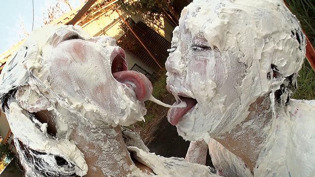 【謹賀珍年】顔面鼻舐め 唾かけ パイ投げ サンプル画像 11