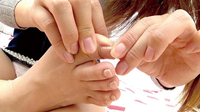 48時間パンスト履きっぱなしの蒸れた足裏見ながら手コキしてくれる サンプル画像 4