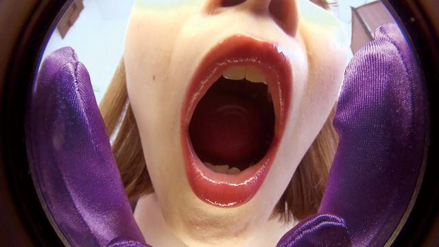 主観で口臭や体臭を嗅がせてくれた後にカラフルグローブで手コキしながら乳首を舐める サンプル画像 1