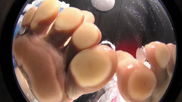 パンストW痴女、唾まみれ足裏擦り付け手コキ サンプル画像 10