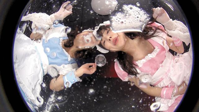 パンストW痴女、唾まみれ足裏擦り付け手コキ サンプル画像 9