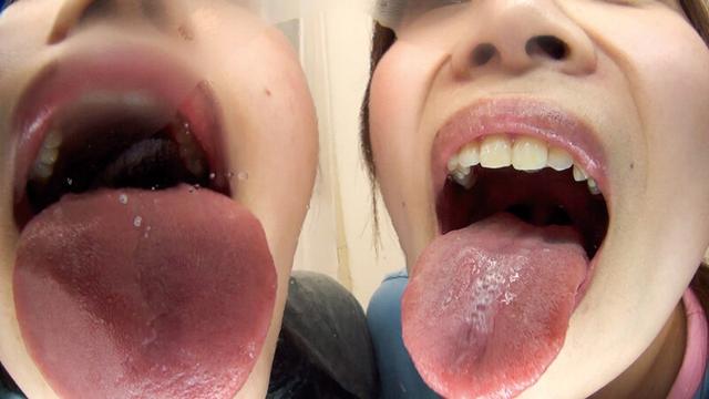 W痴女に超絶淫語で唾責めされる僕 サンプル画像 1