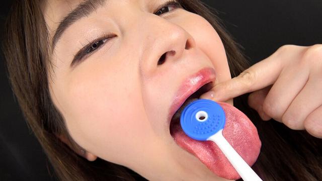 唾液滴る肉厚舌で挑発する淫乱美女 サンプル画像 12