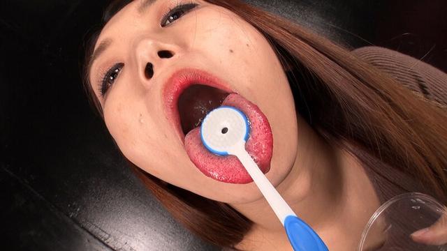 唾液滴る肉厚舌で挑発する淫乱美女 サンプル画像 17