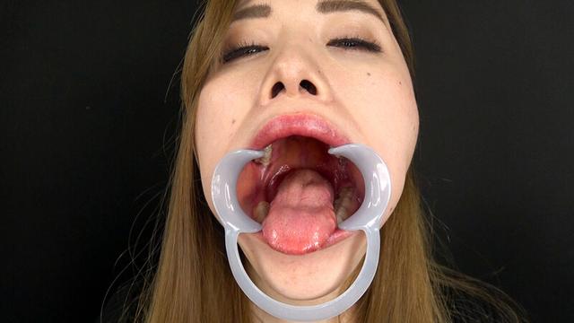 唾液滴る肉厚舌で挑発する淫乱美女 サンプル画像 2