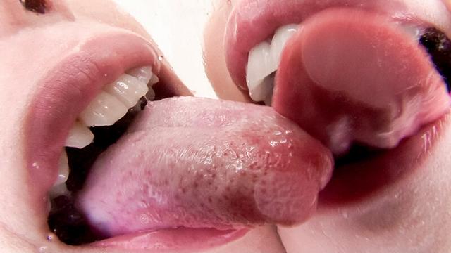 淫語痴女とバーチャル唾液レズ接吻 サンプル画像 1