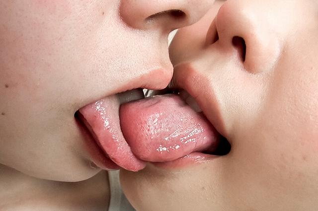 口臭嗅ぎ合いベロ出し鼻舐めレズ サンプル画像 15