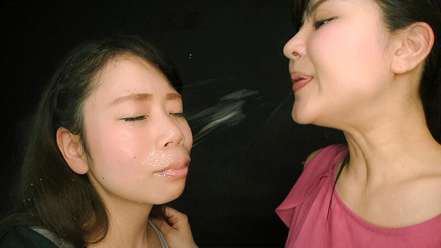 唾 顔面発射レズ サンプル画像 19