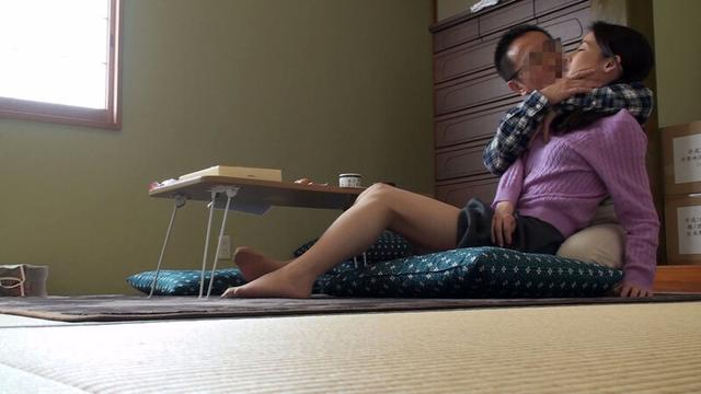覗き撮られた汗ばむSEX！熟年同士だからこそ燃え上がる禁断の濃密不倫vol.2 サンプル画像 3