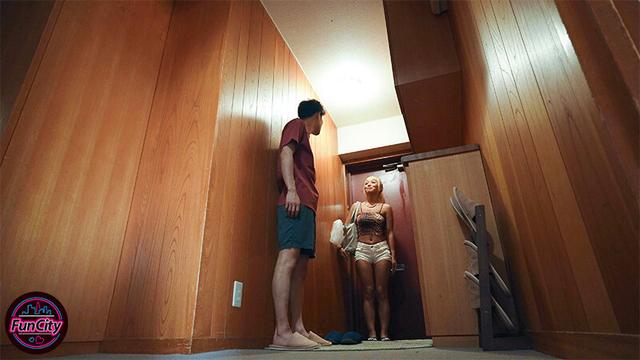 汚部屋住みの淫キャにも優しい日焼けギャルは… デカ尻で挑発してくるパート家政婦 蘭華 サンプル画像 1