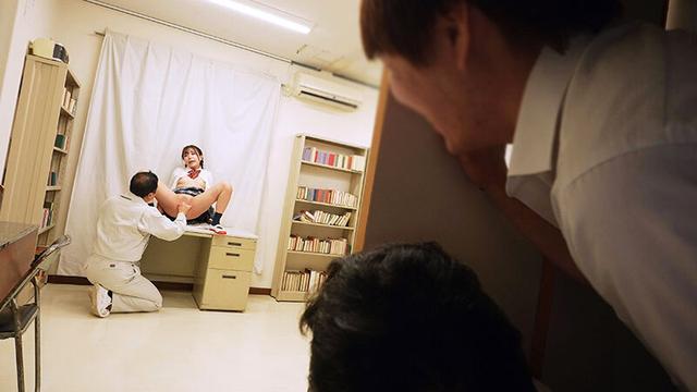 乳首こねくり失禁 卑劣おとなチ●ポで輪●されているのにお漏らし絶頂してしまう敏感乳首J系 小那海あや サンプル画像 14