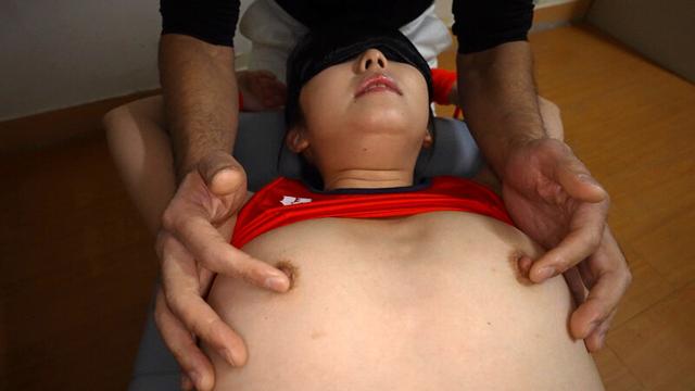 乳首こねくり失禁 卑劣おとなチ●ポで輪●されているのにお漏らし白目アヘイキする敏感乳首J系 泉りおん サンプル画像 9