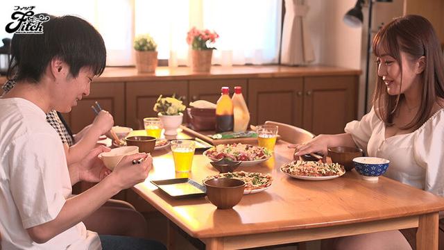 抵抗する彼女の爆乳母に中出しし続けて3日目…若い僕のチ○ポに跨り狂ったように自ら腰を振りだした 安斉愛結 サンプル画像 2
