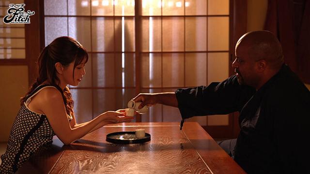 黒人に溺れた極道の女 ～男堅気なデカマラ黒人と本気の中出しSEX～ 新村あかり サンプル画像 2