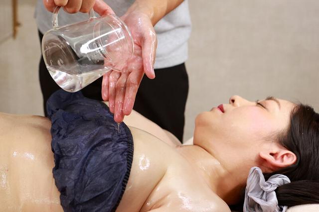 ムチムチ爆乳妻を狙う媚薬エステマッサージ～無理やり淫乱化させられた熟女は複数の肉棒に貫かれてヤリマン覚醒！ サンプル画像 3