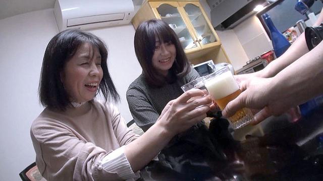 お泊まりW不倫～再会した熟女妻たちと貸別荘の旅～Side.A＆B RE:MIX サンプル画像 3