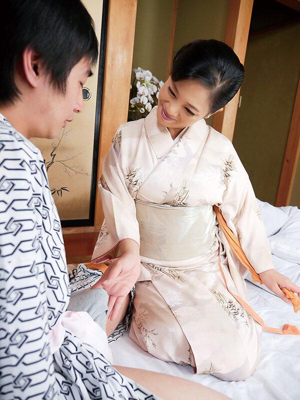 「こんなおばさんその気にさせてどうするんですか？」女を捨てて仕事を選んだ温泉宿の女将でも客に求められたら拒めずにオンナを武器にしてしまう4 サンプル画像 11