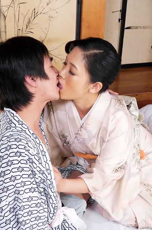 「こんなおばさんその気にさせてどうするんですか？」女を捨てて仕事を選んだ温泉宿の女将でも客に求められたら拒めずにオンナを武器にしてしまう4 サンプル画像 19