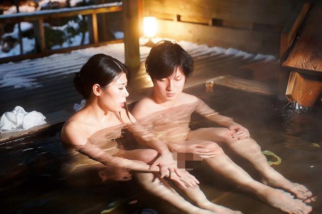まだまだイケてる美人で艶っぽい母さんと混浴風呂で二人きり…二人きりで入った混浴風呂で見た母の裸体がとてもエロくて、我慢していた母への思いが爆発してしまい無我夢中で母の乳房にしゃぶりついた温泉旅行の思い出 サンプル画像 13