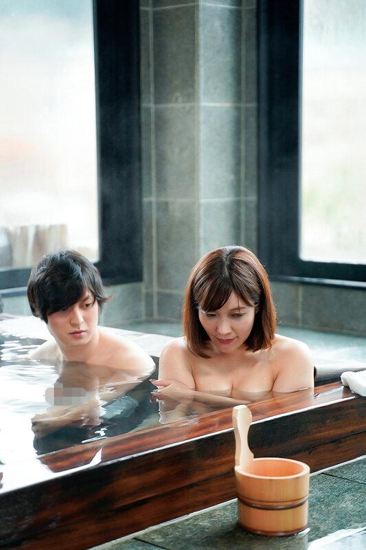 まだまだイケてる美人で艶っぽい母さんと混浴風呂で二人きり…二人きりで入った混浴風呂で見た母の裸体がとてもエロくて、我慢していた母への思いが爆発してしまい無我夢中で母の乳房にしゃぶりついた温泉旅行の思い出 サンプル画像 9