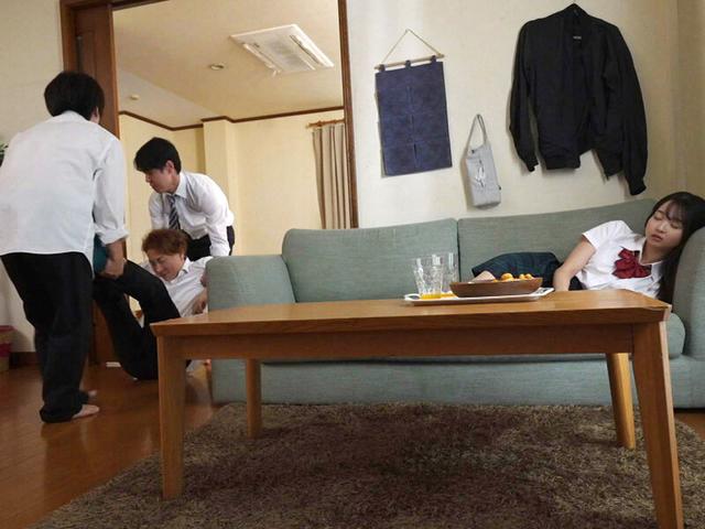 「夢の中でも俺達のこと馬鹿にしてるんだろ！！」クソ生意気な弟の彼女をわからせ眠姦レ×プ 望月つぼみ サンプル画像 1