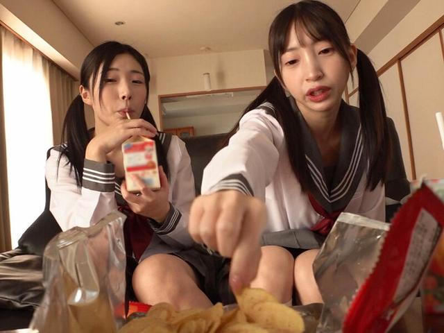 妹が友達を連れてウチに泊まりにきた！両親が居ない間によだれ飲まされ続け、モノの見事にM堕ちメスイキまでさせられてしまった 皆月ひかる/冬愛ことね サンプル画像 1