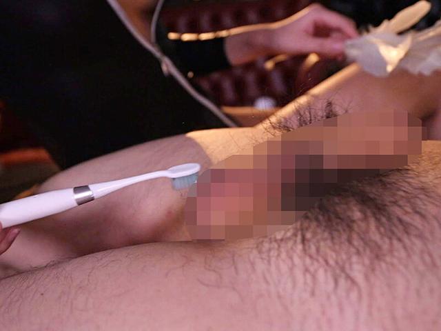 「フェ、フェラチオはやめてくれえぇ～！！」本物の捜査官に誤認逮捕され、拘束くすぐり＆フェラチオで尋問射精しまくったフリー記者の僕。 橘京花 サンプル画像 9
