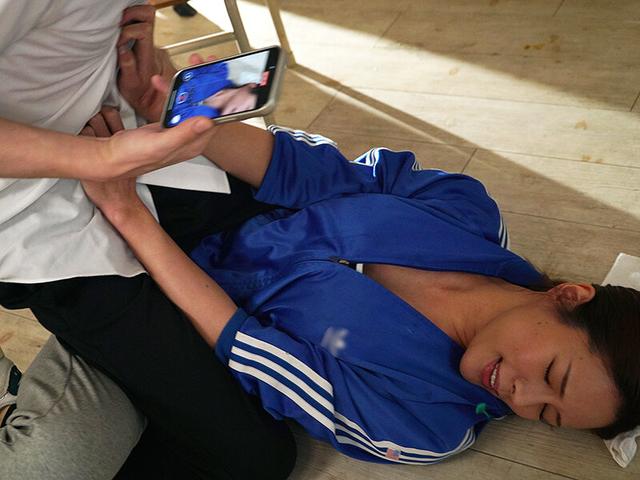 鍛え上げられた美しいマッスル筋肉BODYの体育女教師をイラマ中出し輪●レ×プ！ 都月るいさ サンプル画像 1