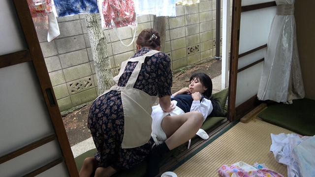 おねしょ少女と育て直しの縁側 奥菜みさき サンプル画像 1