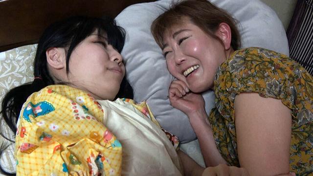 おねしょ少女と育て直しの縁側 奥菜みさき サンプル画像 2