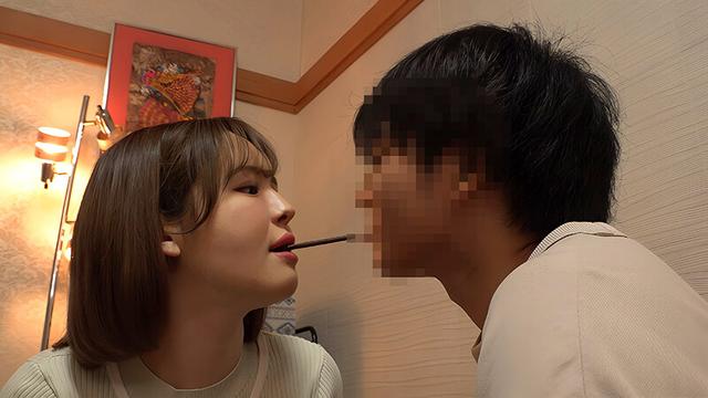 絶対にヒミツだからね？終電を逃した巨乳妻を男友達の部屋へとご招待！！ ちょっとエッチな王様ゲームをしたらノリノリになり旦那のことを忘れちゃって… サンプル画像 1