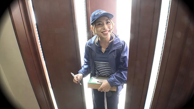 街でよく見かける地域担当の宅配パート妻 配達された勢いでガチ口説き！あっという間に他人ま〇こGET完了！ サンプル画像 1