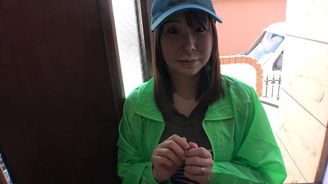 街でよく見かける地域担当の宅配パート妻 配達された勢いでガチ口説き！あっという間に他人ま〇こGET完了！ サンプル画像 17
