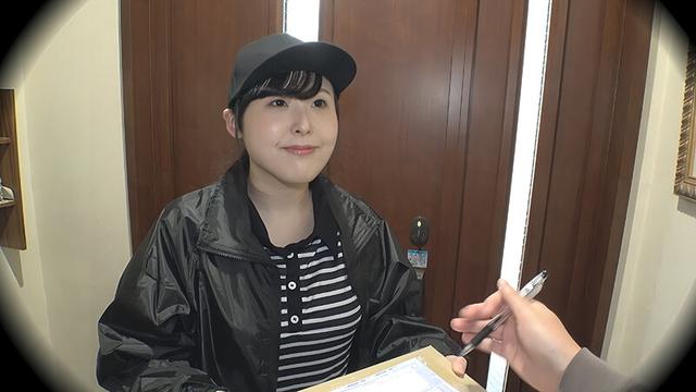 街でよく見かける地域担当の宅配パート妻 配達された勢いでガチ口説き！あっという間に他人ま〇こGET完了！ サンプル画像 5