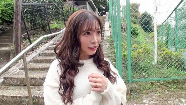 SNSでナンパした美人人妻が、旦那以外の身体に興奮してドエロい本性さらけ出しちゃいました！ 小那海あや サンプル画像 1