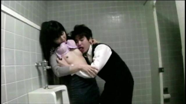 酒酔い人妻便所連れ込み中出し映像 サンプル画像 16
