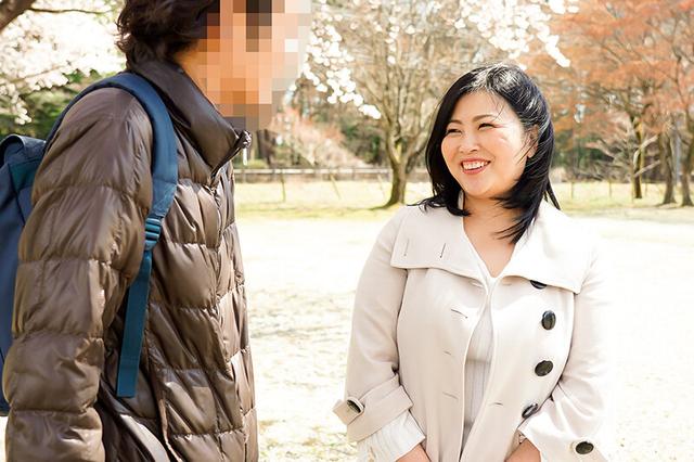 おばさんが気持ちイイ事教えてあげる！ボクちんの童貞チ○ポを優しく筆おろししてくれたキレイなおばさん サンプル画像 13